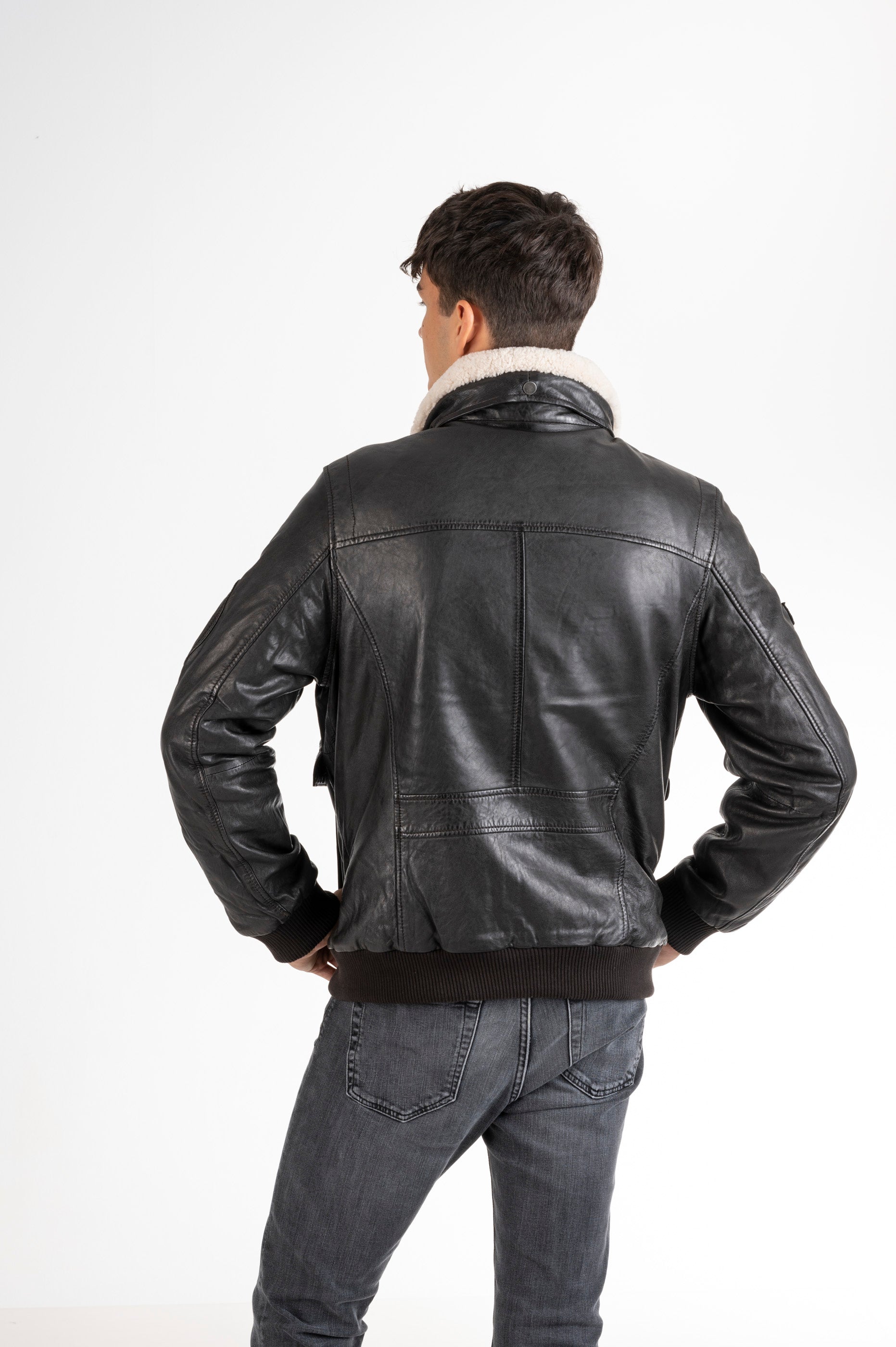 Lederjacke im Piloten-Stil